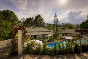 Private Poolvilla mit Wasserfall